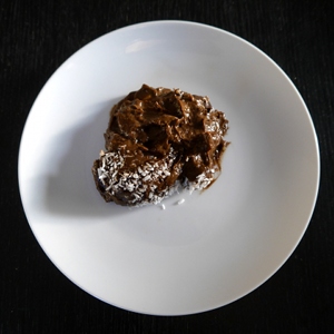 Leckeres Avocado-Mousse mit Kakaopulver und Kokosraspeln